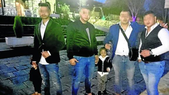 Imagen de cuatro presuntos miembros del grupo colgada en Facebook y publicada por El Confidencial.