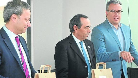 El director de la FIT, Carlos Condesso, el presidente da Cámara da Guarda, Álvaro Amaro, y Julián Ramos Manzano. 