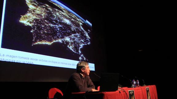 Fernando Palacios explica la contaminación lumínica de España con una imagen de la Estación Espacial Internacional.