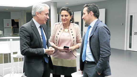 Mariano Gredilla conversa con Mili Pizarro y Juan Manuel Corchado. 