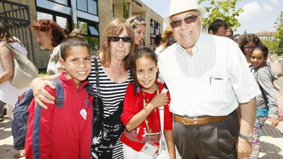 Dos niños saharauis con su familia de acogida. 