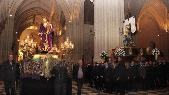 Momento del encuentro entre el Nazareno y la Dolorosa del Santo Sepulcro.