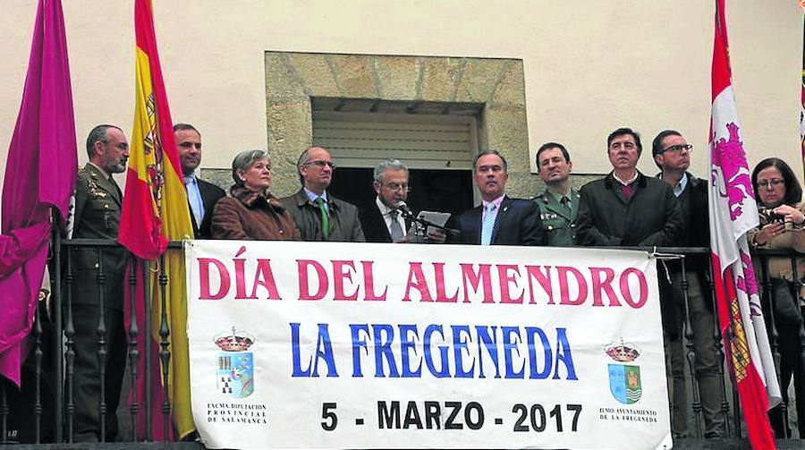 El pregonero José María Fraile durante la lectura de su discurso en el balcón del ayuntamiento. 