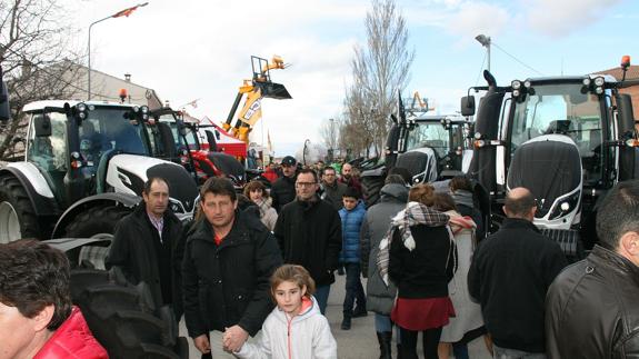 Un público numeroso recorre la zona de la feria dedicada a maquinaria agrícola.M. Rico