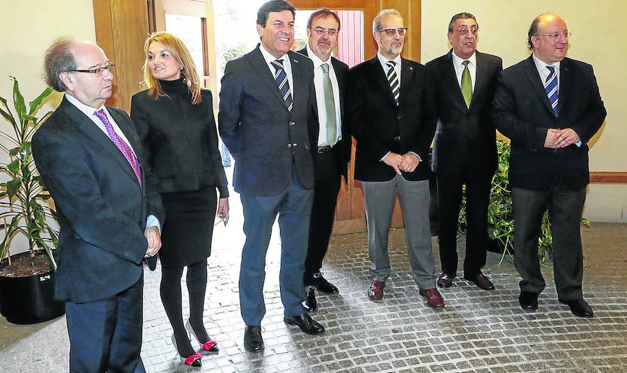Ricardo López, Amparo Sanz, Carlos Fernández Carriedo, Fernando Rey, Daniel Hernández Ruipérez, Bienvenido Mena y Enrique Cabero. 