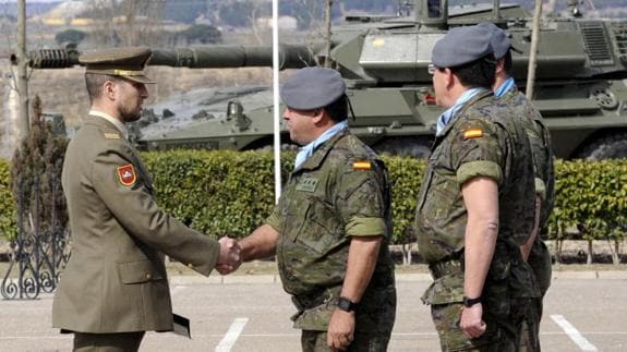El coronel Álvaro de Zunzunegui felicita a un sargento. RICARDO OTAZO