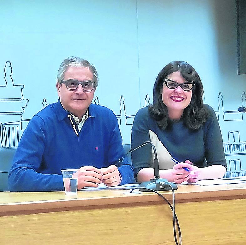 Gabriel Risco y Virginia Carrera, ayer en el Ayuntamiento.