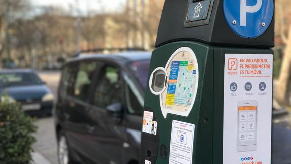 Uno de los parquímetros que serán sustituidos con las pegatinas explicativas de la aplicación. 