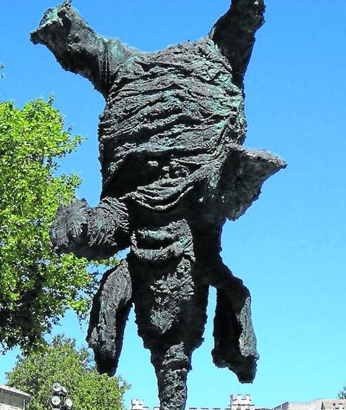 El elefante erguido de Barceló, expuesto en Avignon. 