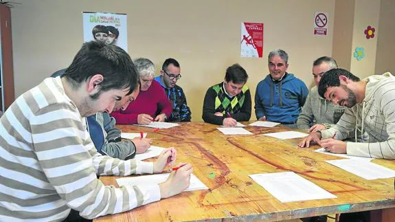 Usuarios, en una actividad del taller cognitivo en el centro de día ocupacional de Feafes Zamora.