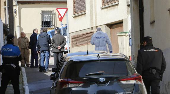 Varios agentes en la calle América donde tuvieron lugar los hechos.  