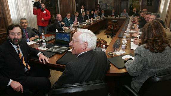 Manuel Escribano y Atilano Soto, en primer término, durante una reunión del consejo de administración en el año 2010. 
