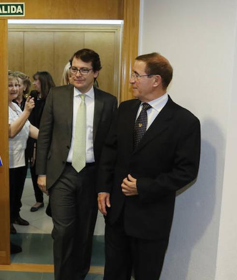 Alfonso Fernández Mañueco, ayer, con Alfredo Escaja, presidente del Consejo Autonómico de Enfermería.