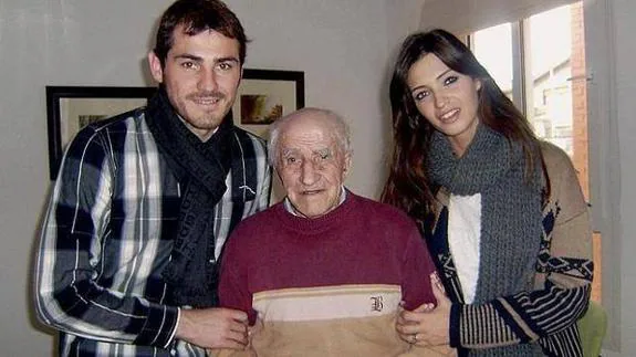 Casillas y Carbonero, junto al abuelo del portero del Oporto, Mariano Fernández