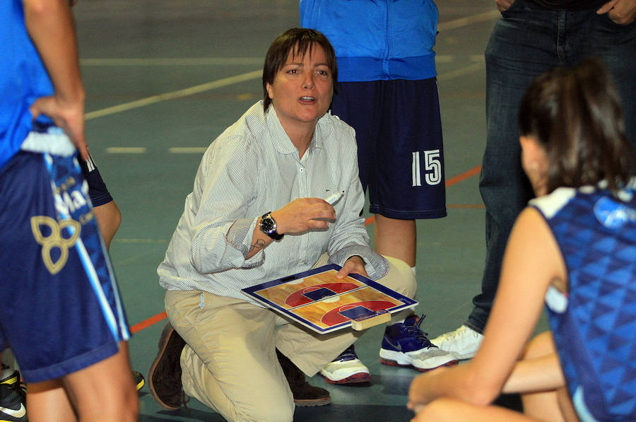 Esther Muñiz da instrucciones durante un partido del Unami Venta Magullo.