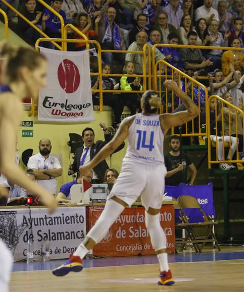 Erika de Souza celebra una canasta con la grada ante el Fenerbahce. 