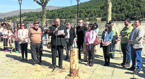 Emilio Miguel López Laorga (en el centro a la izquierda) y Fernando Ortiz, miembro del Mester, durante el pregón de la Fiesta de los Gabarreros, ayer en San Rafael. 