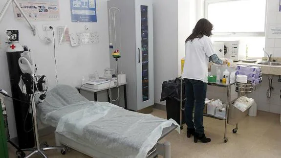 Una enfermera prepara una sala de observación. 