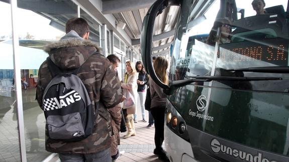 Unos jóvenes se disponen a montar en uno de los autobuses que hace el trayecto entre Madrid y Segovia. 