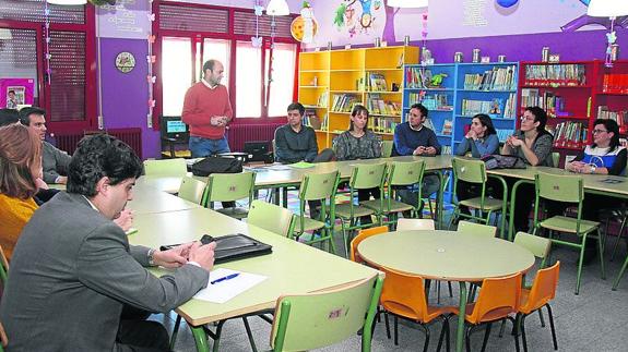 Un momento de la reunión con los padres. 