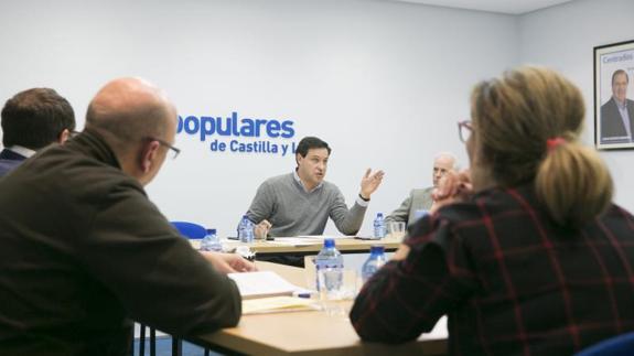 El presidente del comité organizador del congreso del PP, Raúl de la Hoz, en la reunión del lunes.