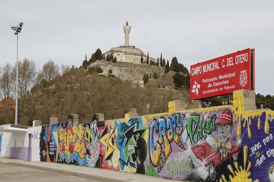 Grafitis en el campo municipal del Otero, a los pies del Cristo. 