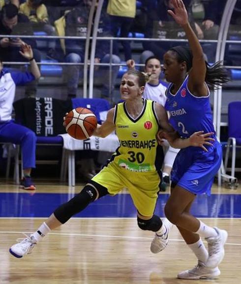 Quigley, la mejor, penetra a canasta ante la defensa de Elonu. 