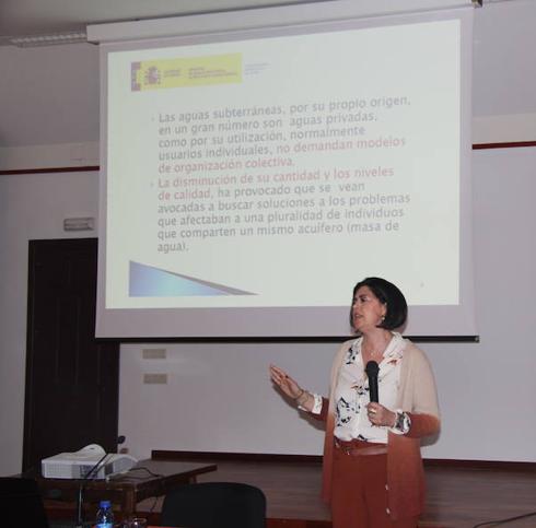 Una técnico de la Confederación expone la ponencia ante los asistentes. t