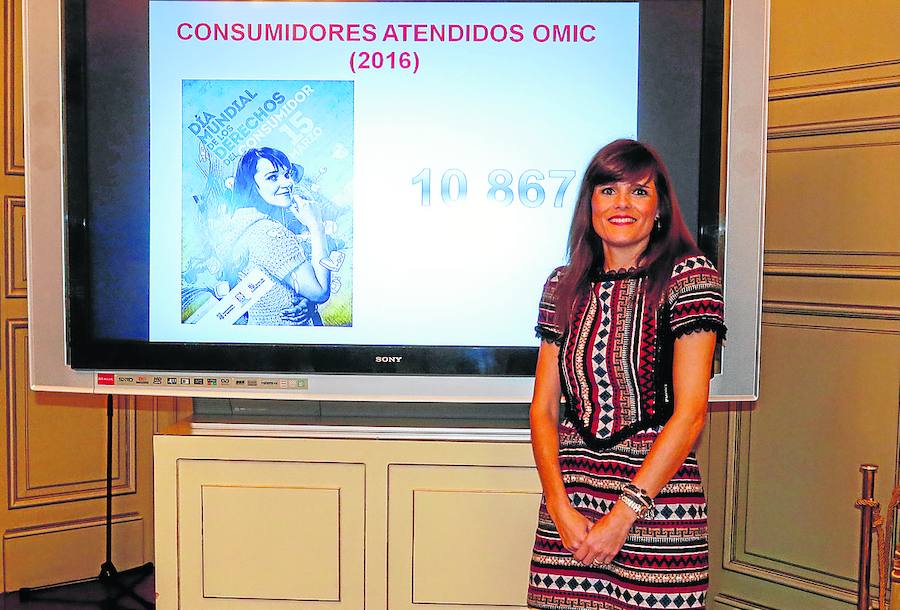 Almudena Parres junto a la cifra de consumidores atendidos el año pasado por la OMIC.