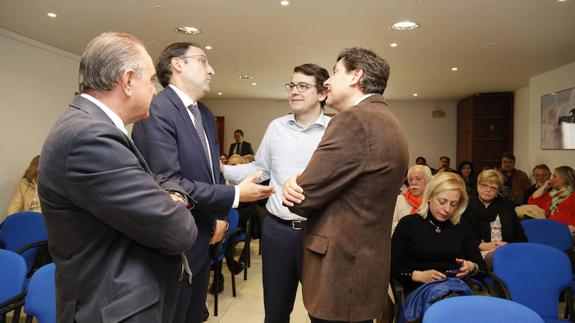 Fernández Mañueco conversa con Carriedo, Polanco y Rubio Mielgo en la sede del PP de Palencia. 