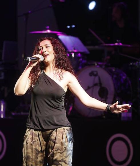 Ángeles Muñoz, cantante de Camela, durante un concierto. 