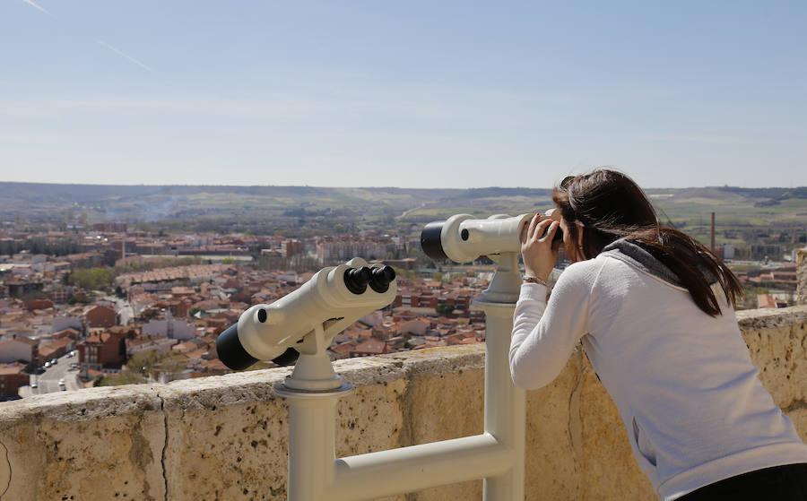 Una mujer contempla la ciudad desde el nuevo visor. 