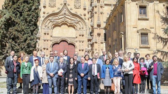 Fotografía de familia de los parlamentarios regionales con los representantes de las instituciones salmantinas tras la reunión celebrada en laCasa Lis.