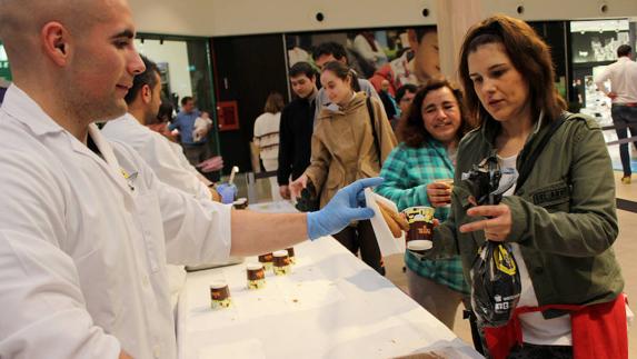 Reparto de chocolate y bizcochos, el sábado en el centro comercial Las Huertas. 