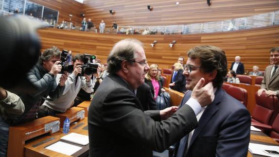 Juan Vicente Herrera saluda a Alfonso Fernández Mañueco.