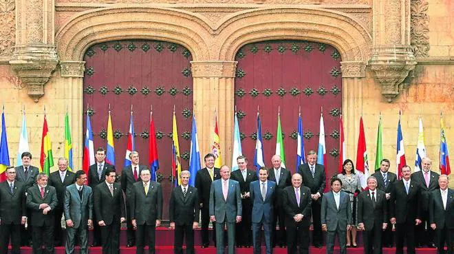 Fotografía de familia de los mandatarios que participaron en octubre de 2005 en la Cumbre de Jefes de Estados Iberoamericanos celebrada en la Universidad de Salamanca. 