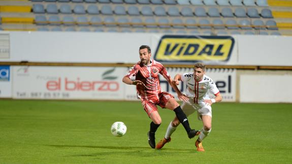 El deportivista Chuchi, ante un rival de la Cultural en el partido de ida.