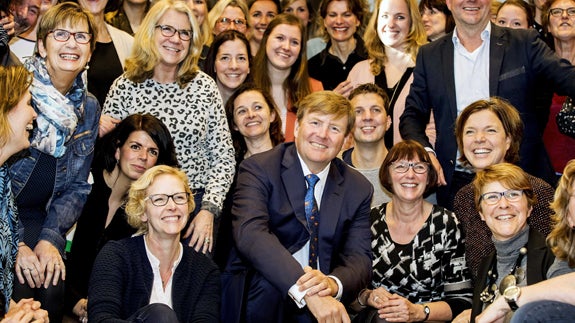 El rey Guillermo Alejandro de Países Bajos con un grupo de profesoras. 