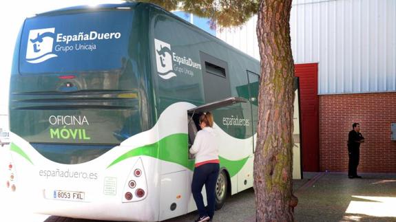 El autobús bancario de EspañaDuero, con cajero automático incorporado, el pasado miércoles en el municipio vallisoletano de Carpio.