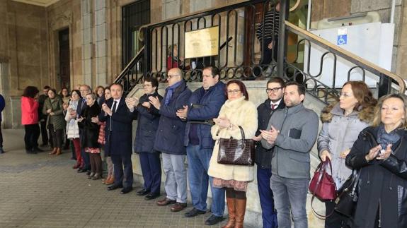 Concentraciónn de representantes institucionales en la Subdelegación del Gobierno de Salamanca.