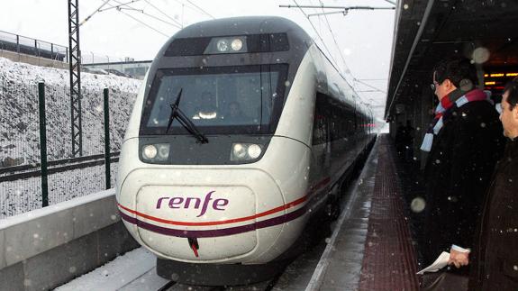 Un tren Avant llega a la estación del Ave de Segovia. 