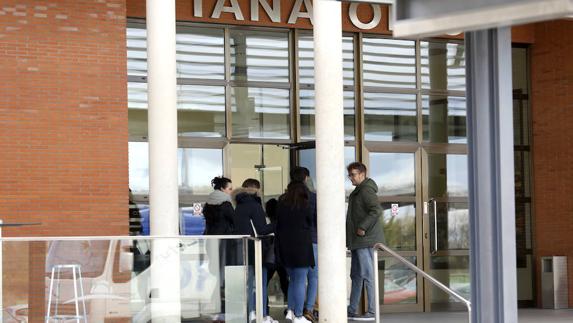 Varias personas entran al tanatorio durante el funeral. 