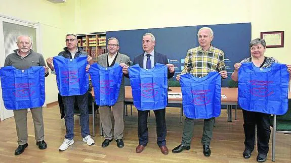 Organizadores de la marcha, junto al diputado provincial Javier San Millán, ayer en la presentación.