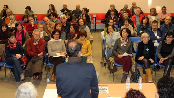 Parte de los asistentes a la reunión convocada por la mesa en defensa de la sanidad pública.Antonio de Torre