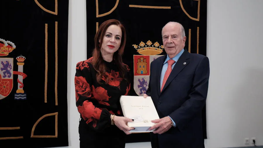 Luis Amoedo entrega la memoria del Procurador del Común a la presidenta de las Cortes, Silvia Clemente