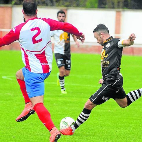 Cristo Medina golpea el balón en el encuentro ante el Atlético Tordesillas de la primera vuelta.