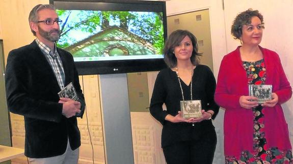 Sara Dueñas (centro), acompañada por Carlos Porro y María Eugenia Santos, durante la presentación. 