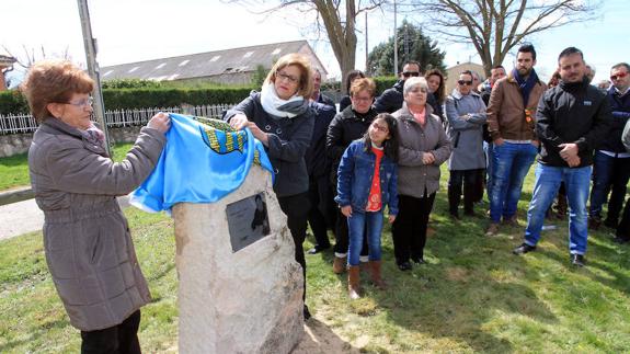 Familiares descubren la placa en honor a Doroteo Sánchez Arévalo, este sábado, en Madrona. 