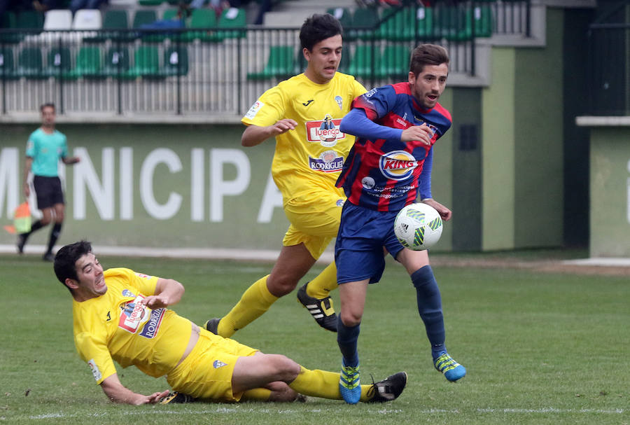 Dani Calleja intenta llevarse el balón durante el partido disputado en La Albuera.