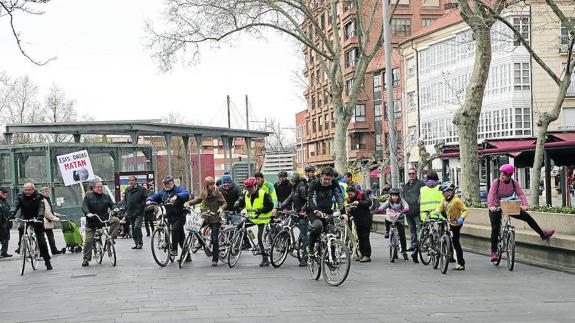 Participantes en la bicicletada organizada por Ganemos.